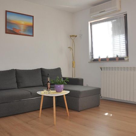 Apartman Mirna 로비니 외부 사진
