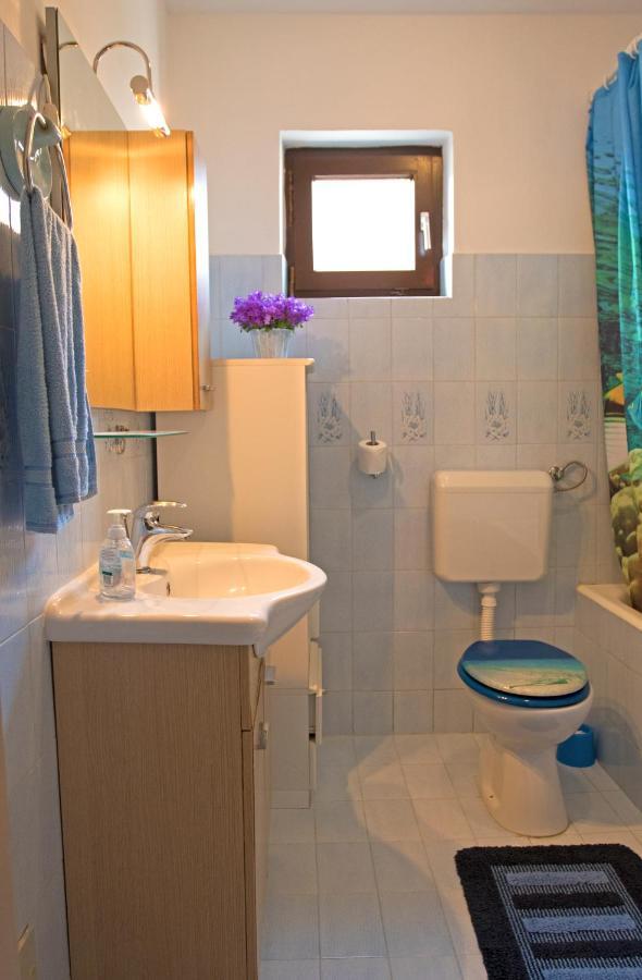 Apartman Mirna 로비니 외부 사진